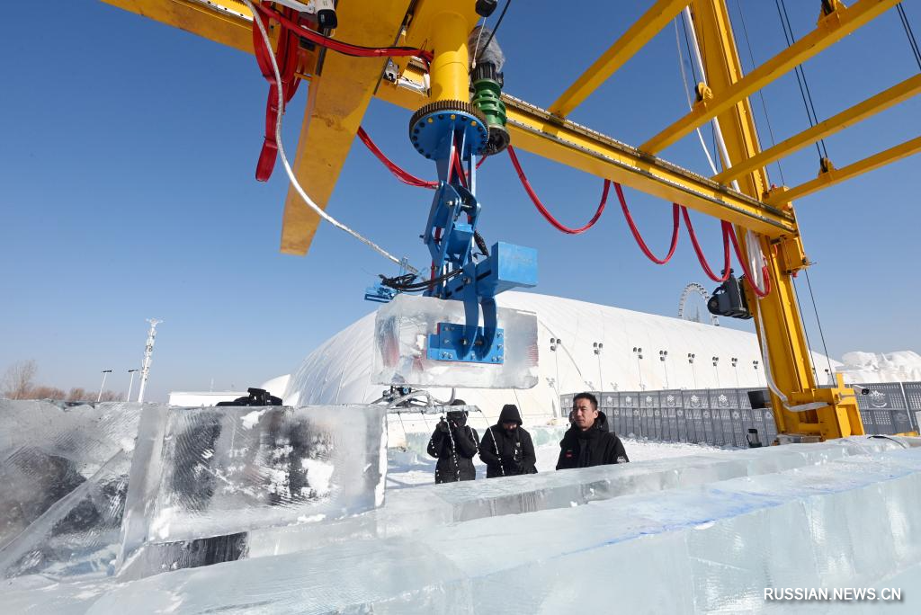 В Харбине на помощь ледовым скульпторам пришел огромный "умный" робот