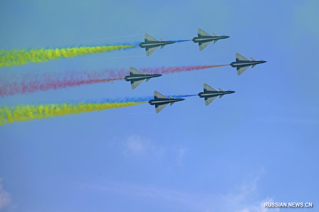 Выступление пилотажной группы ВВС НОАК в Сингапуре