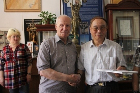 Скульптор Бурганов подарил мне альбом своих скульптурных работ