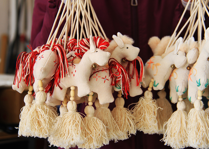 Вышивальщицы Юньнаня зарабатывают на зодиакальных игрушках