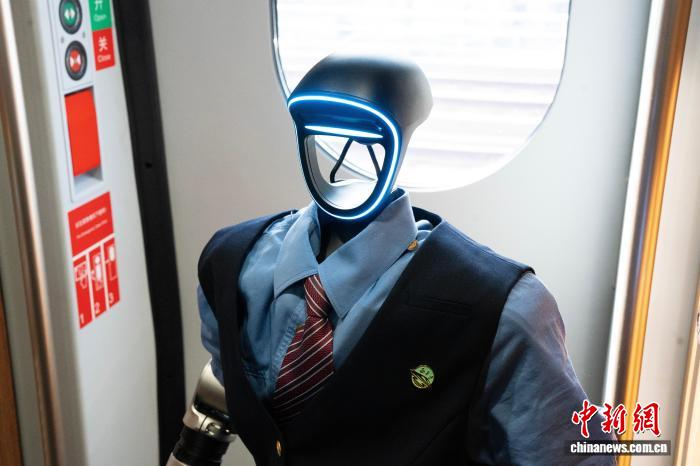В скоростных поездах Чжэцзяна начал работать робот-проводник