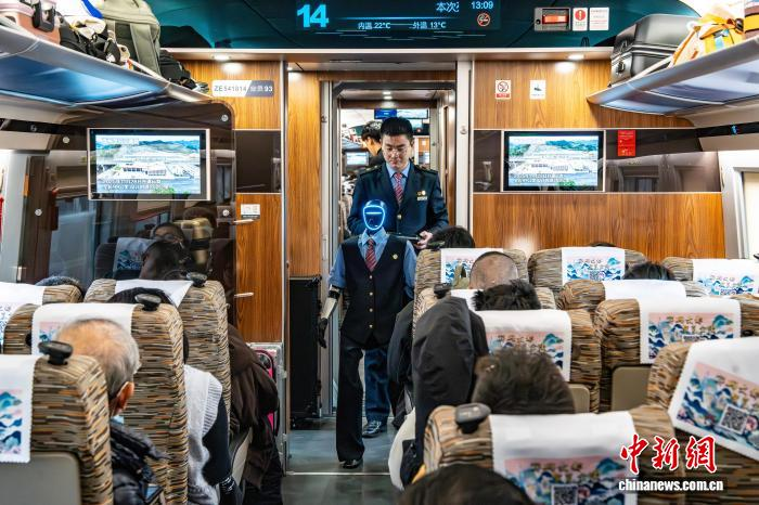 В скоростных поездах Чжэцзяна начал работать робот-проводник