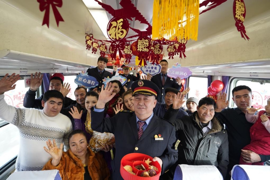 В Синьцзяне пассажирский поезд превратился в «новогодний базар»