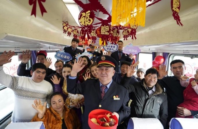 В Синьцзяне пассажирский поезд превратился в «новогодний базар»