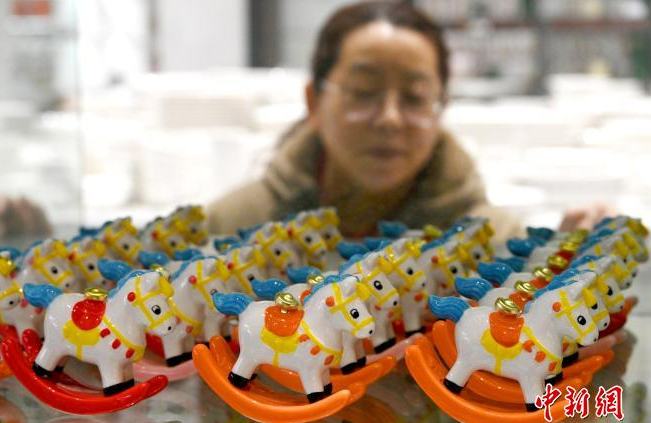 Сувениры к году Лошади в технике цычжоуского обжига стали хитом продаж в Ханьдане