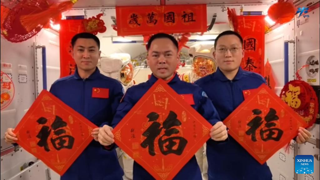 Члены экипажа китайской космической станции передают новогодние поздравления и отмечают наступление Года Лошади свежеиспеченным тортом