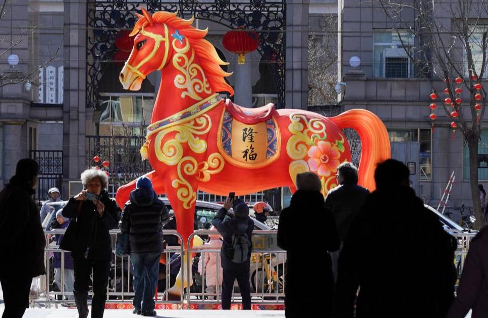 Оживленная праздничная атмосфера в пекинском коммерческом квартале Лунфусы