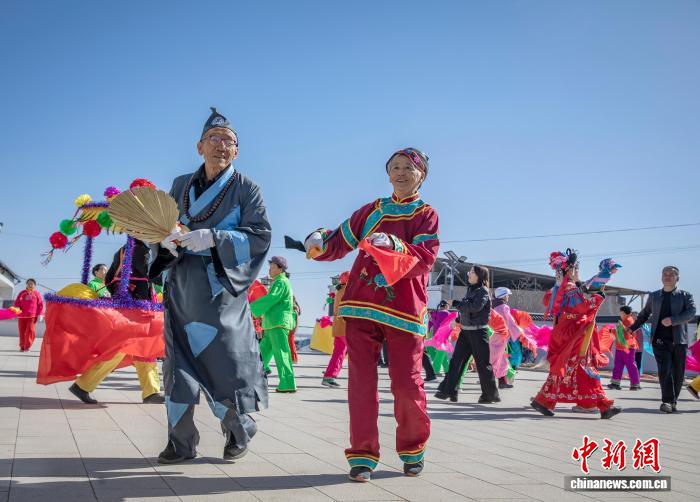 В уезде Люлинь на севере Китая праздник Весны встречают тысячелетним танцем янгэ