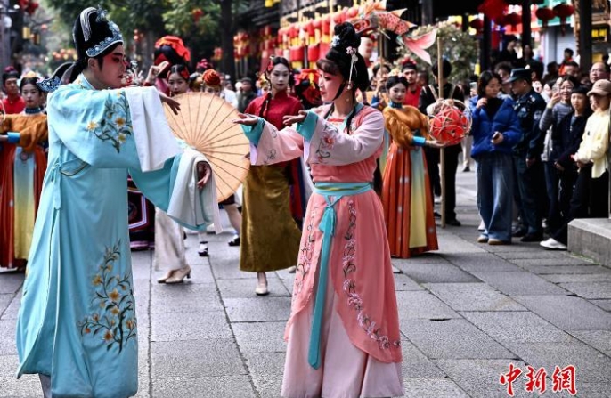 Традиционные кварталы Фучжоу привлекли множество посетителей в праздник Весны