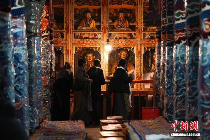 Большое количество верующих и туристов посетили монастырь Дрепунг в Лхасе