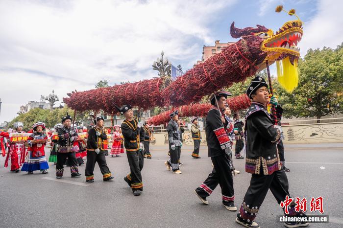 В провинции Гуйчжоу «перечный дракон» встречает Новый год