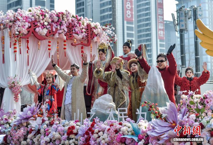 Яркое праздничное шествие состоялось в Урумчи