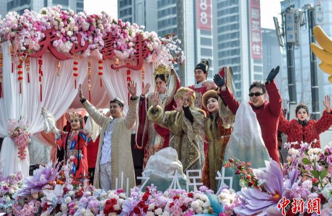 Яркое праздничное шествие состоялось в Урумчи