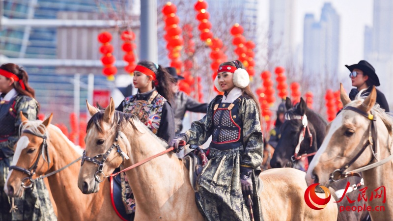Яркое праздничное шествие состоялось в Урумчи