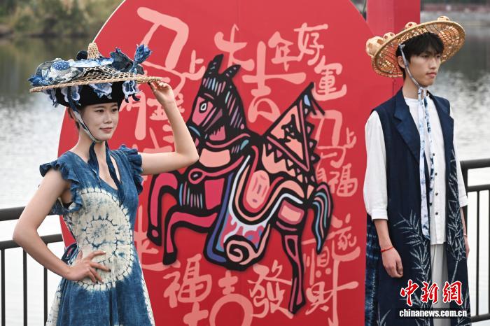 В Куньмине прошло дефиле инновационной одежды