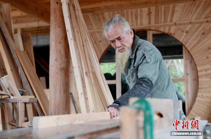 76-летний мастер из Гуанси построил деревянный дом без единого гвоздя