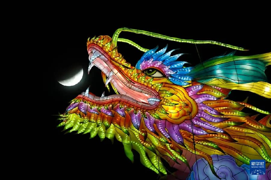 Праздник фонарей совпал с полным лунным затмением