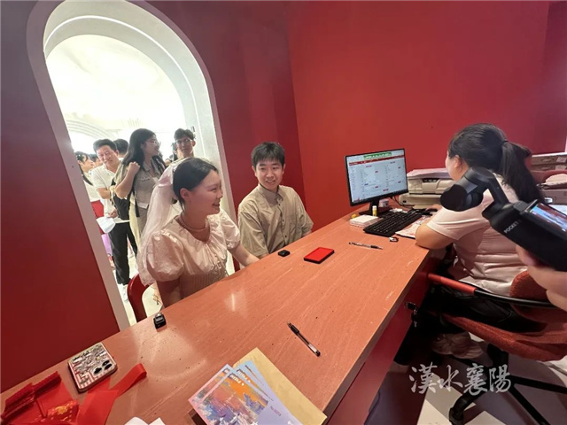 В Китае открыто уже 525 пунктов регистрации брака в парках