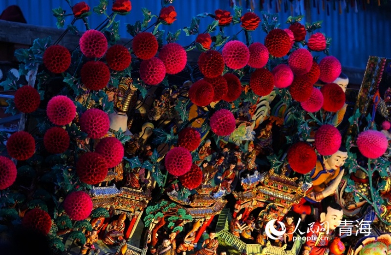 Масляные скульптуры украсили храм Таэрсы к Празднику фонарей