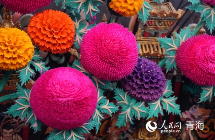 Масляные скульптуры украсили храм Таэрсы к Празднику фонарей