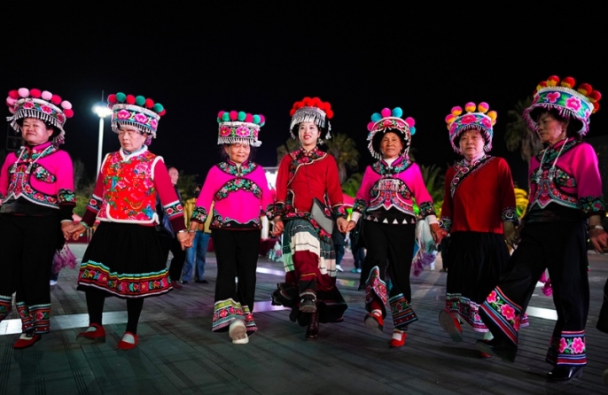 Депутат ВСНП Цзинь Жуйжуй превратила традиционную вышивку в дорогу к процветанию деревень