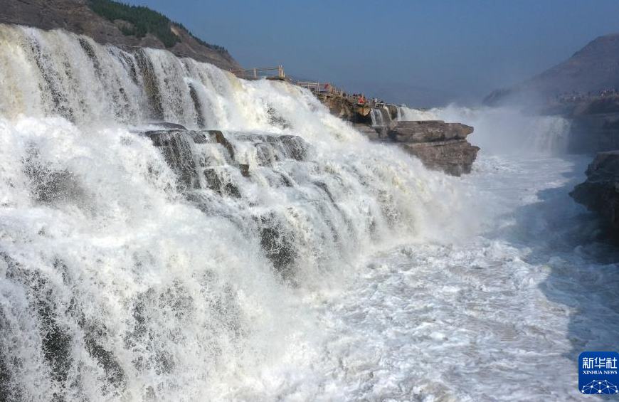 Увеличился объем воды в водопаде Хукоу на реке Хуанхэ
