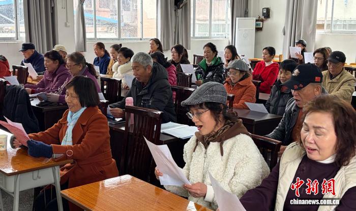 Свыше 7 тысяч «серебряных» студентов приступили к учебе в Гуйлине