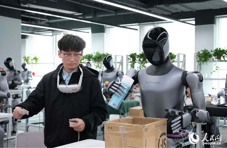 Полигон для роботов в Чжэнчжоу: от «новичков с конвейера» до «мастеров своего дела»