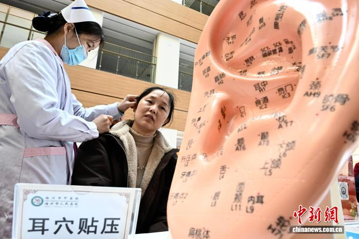 В Фучжоу жители знакомятся с традиционной китайской медициной в интерактивном формате