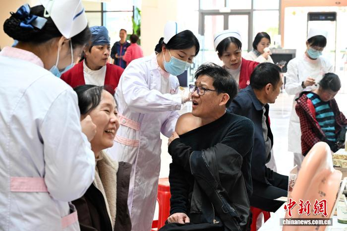 В Фучжоу жители знакомятся с традиционной китайской медициной в интерактивном формате