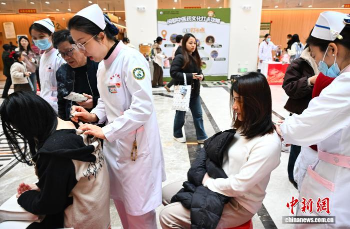 В Фучжоу жители знакомятся с традиционной китайской медициной в интерактивном формате