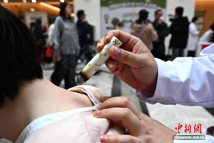 В Фучжоу жители знакомятся с традиционной китайской медициной в интерактивном формате