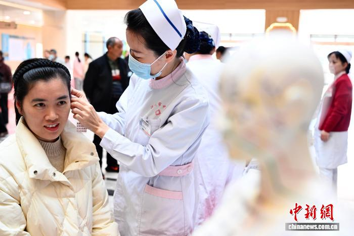 В Фучжоу жители знакомятся с традиционной китайской медициной в интерактивном формате