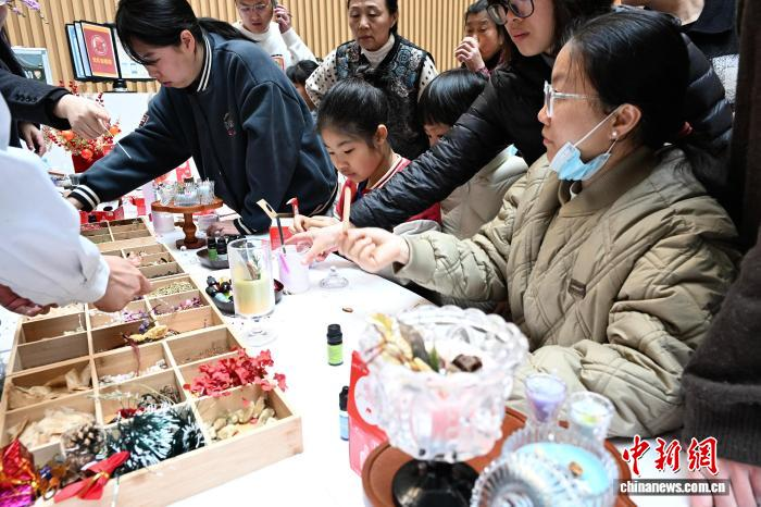 В Фучжоу жители знакомятся с традиционной китайской медициной в интерактивном формате