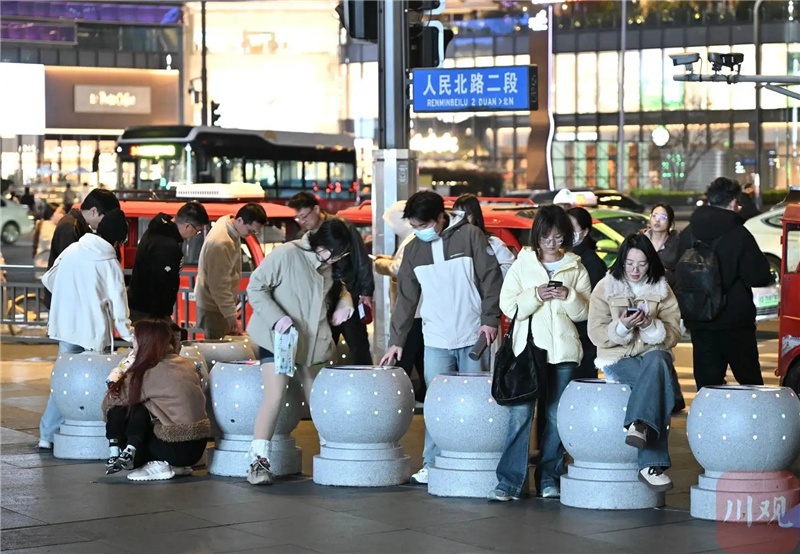 В Чэнду появились уличные столбики с беспроводной зарядкой