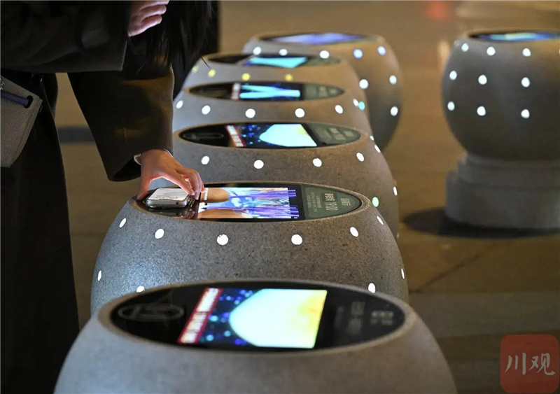 В Чэнду появились уличные столбики с беспроводной зарядкой