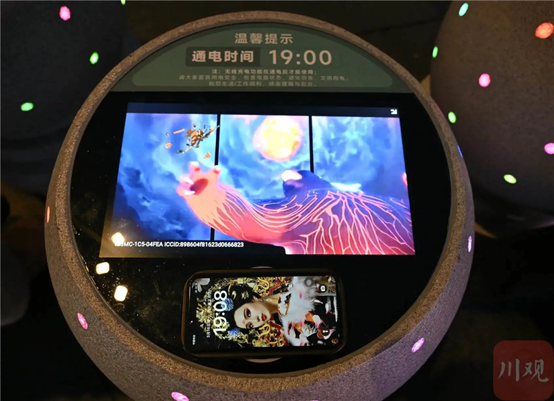 В Чэнду появились уличные столбики с беспроводной зарядкой