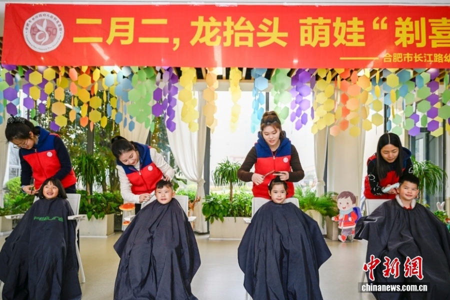 В Китае в праздник «дракон поднимает голову» горожане спешат в парикмахерские