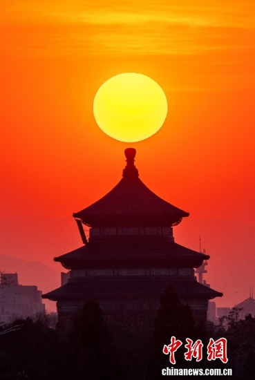 «Парящее солнце» у Храма Неба в Пекине