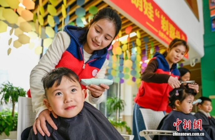 В Китае в праздник «дракон поднимает голову» горожане спешат в парикмахерские