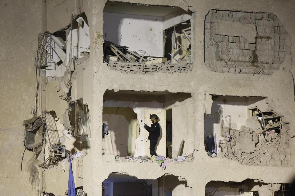 По меньшей мере 64 человека получили ранения в результате попадания иранской ракеты в южный город Израиля