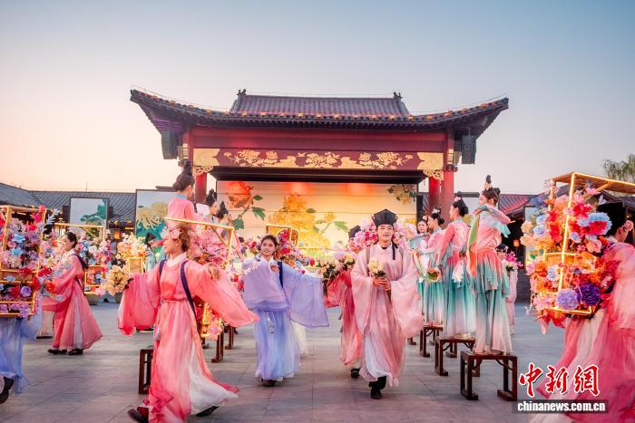 В Кайфэне проходит яркий Фестиваль цветов