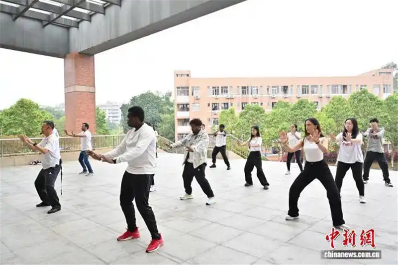 Иностранные студенты в Китае отметили первый Международный день тайцзицюань