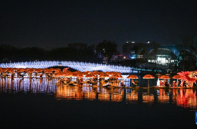 На реке Лянмахэ в Пекине появился «золотой дракон»