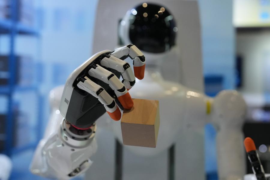 Китай лидирует в отраслях, основополагающих для экономики будущего -- британский бизнес-лидер