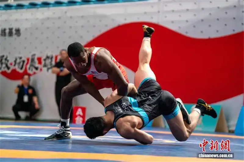 В Синьцзяне стартовал международный турнир по вольной борьбе с участием спортсменов из семи стран