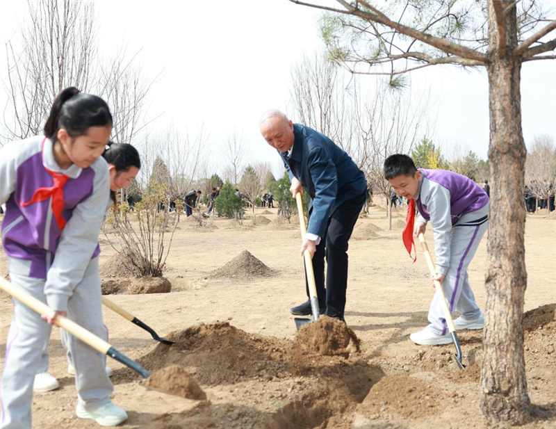 Си Цзиньпин призвал мобилизовать все общество для активного участия в лесонасаждении