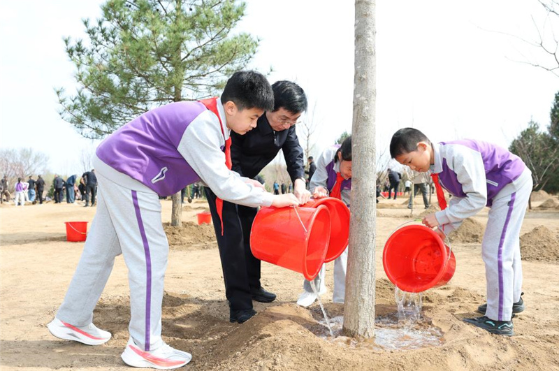 Си Цзиньпин призвал мобилизовать все общество для активного участия в лесонасаждении