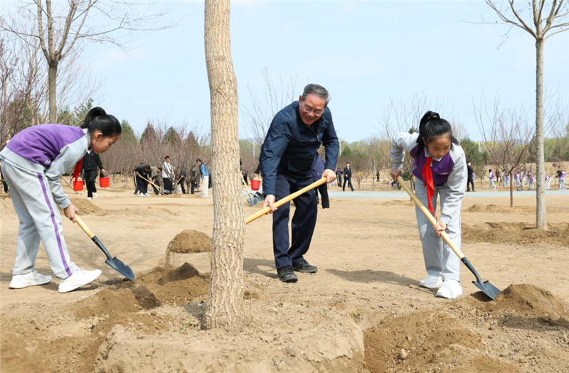 Си Цзиньпин призвал мобилизовать все общество для активного участия в лесонасаждении
