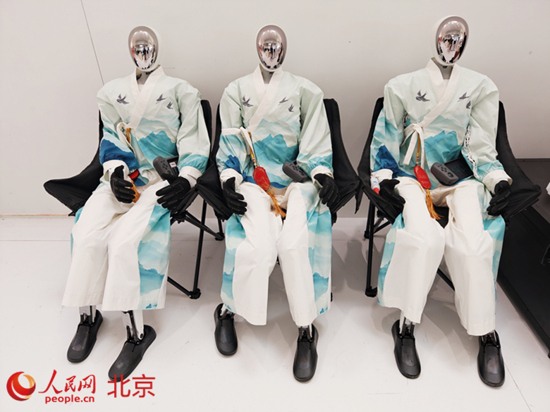 В Пекине роботов-артистов нарядили в традиционные китайские костюмы